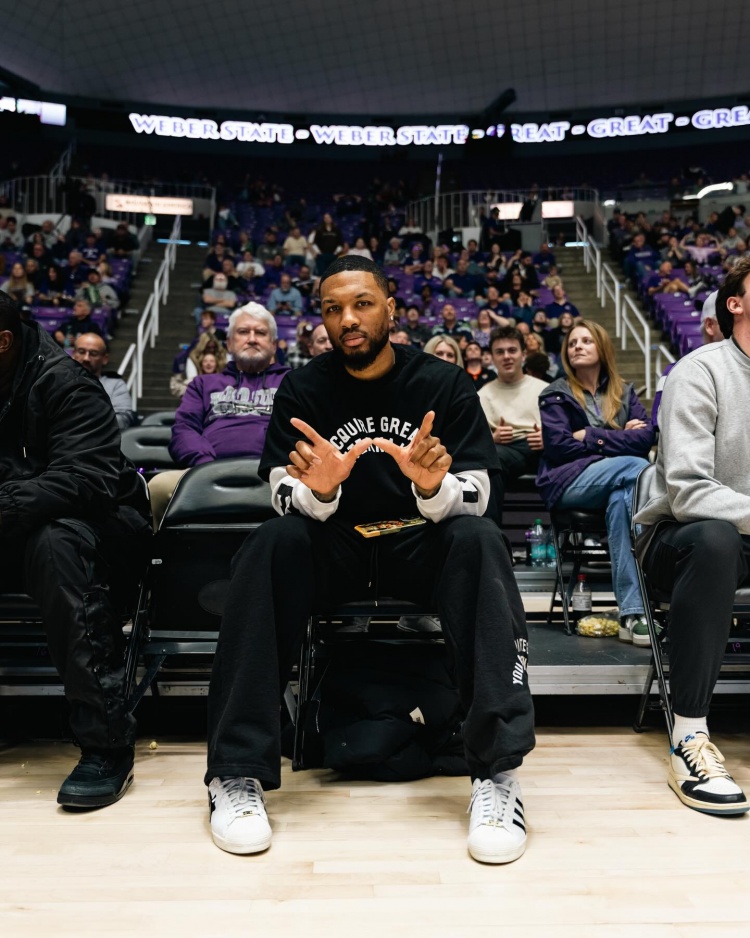 开云体育App-利经理来视察了！利拉德回母校韦伯州立大学看球！