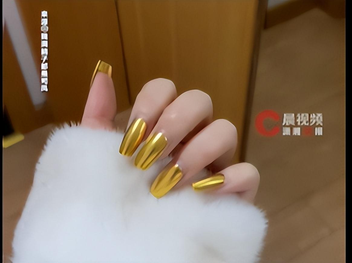 开云体育App-女子用20g黄金打造新年美甲，称用自己穿戴甲定做的，最新回应：是真金，过年就要装一把